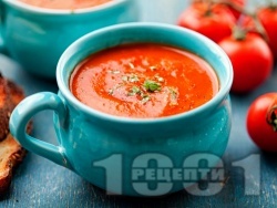 Студена доматена супа с червено вино, кисела краставичка и маслини - снимка на рецептата